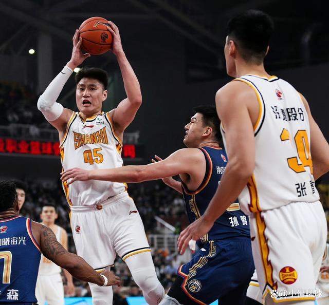 九游体育登录-CBA战术趋势：小球打法普及，传统中锋没落？