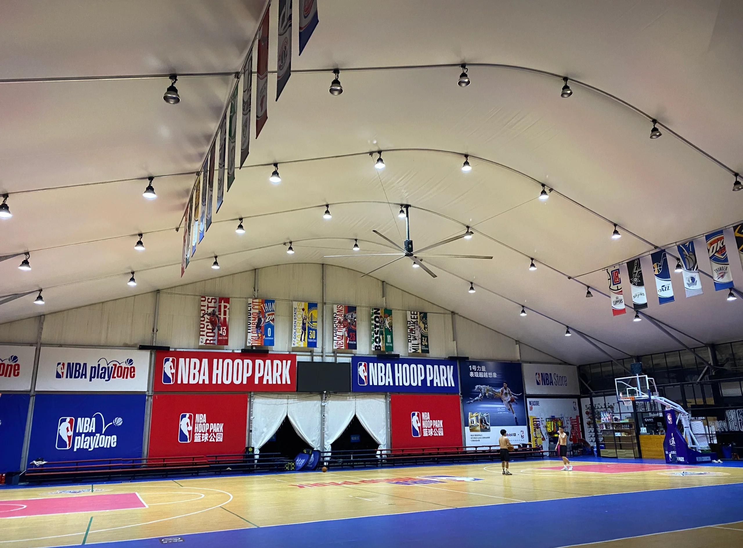 关于篮球主题酒吧走红,球迷观赛新去处的信息 关于篮球主题酒吧走红,球迷观赛新去处的信息