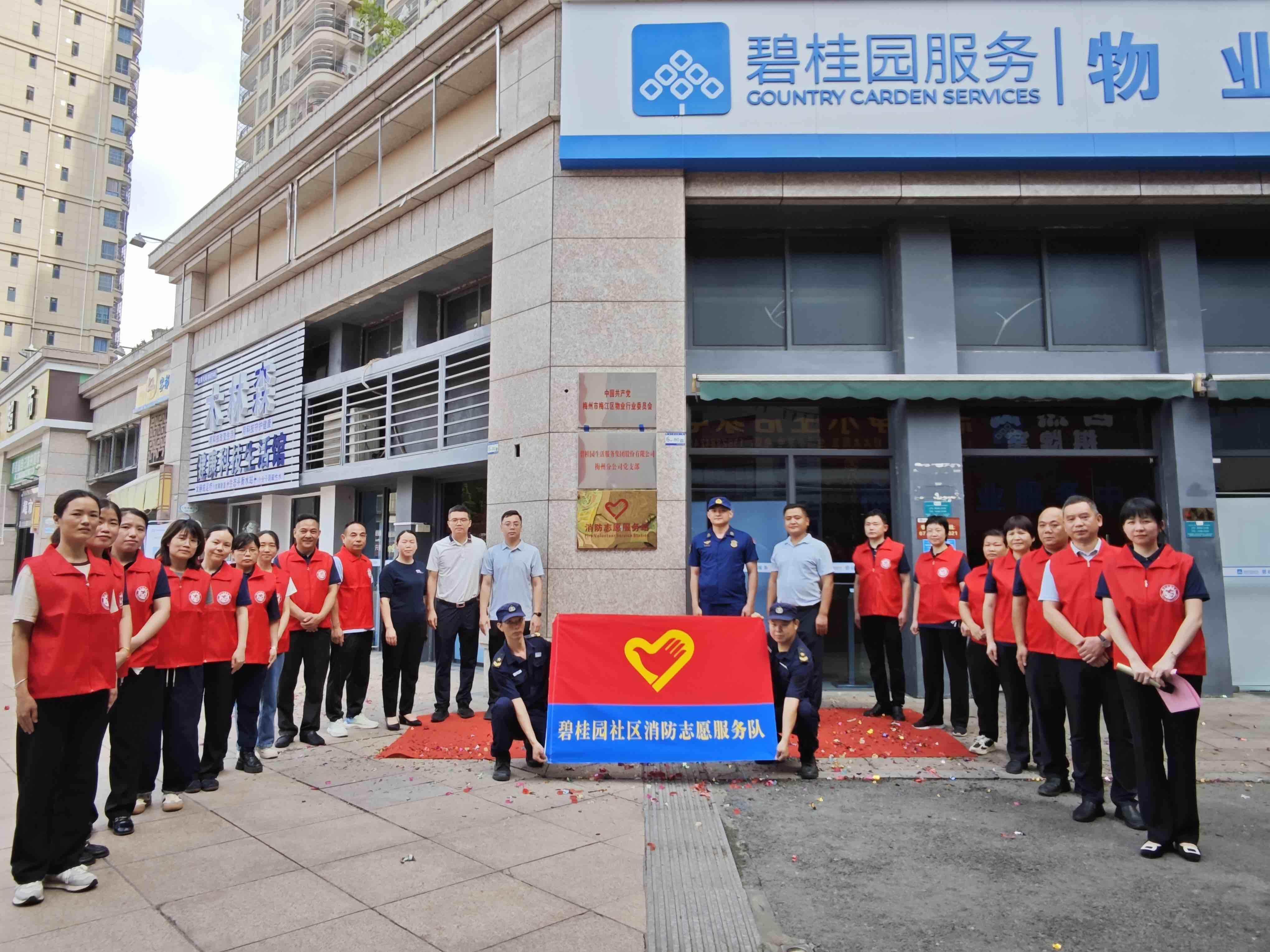 “全体球员的社区服务项目,回馈社会的力量!” “全体球员的社区服务项目,回馈社会的力量!”